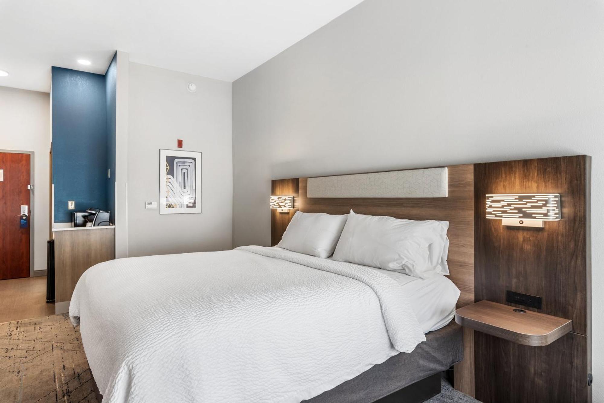 Express & By Ihg Maumelle