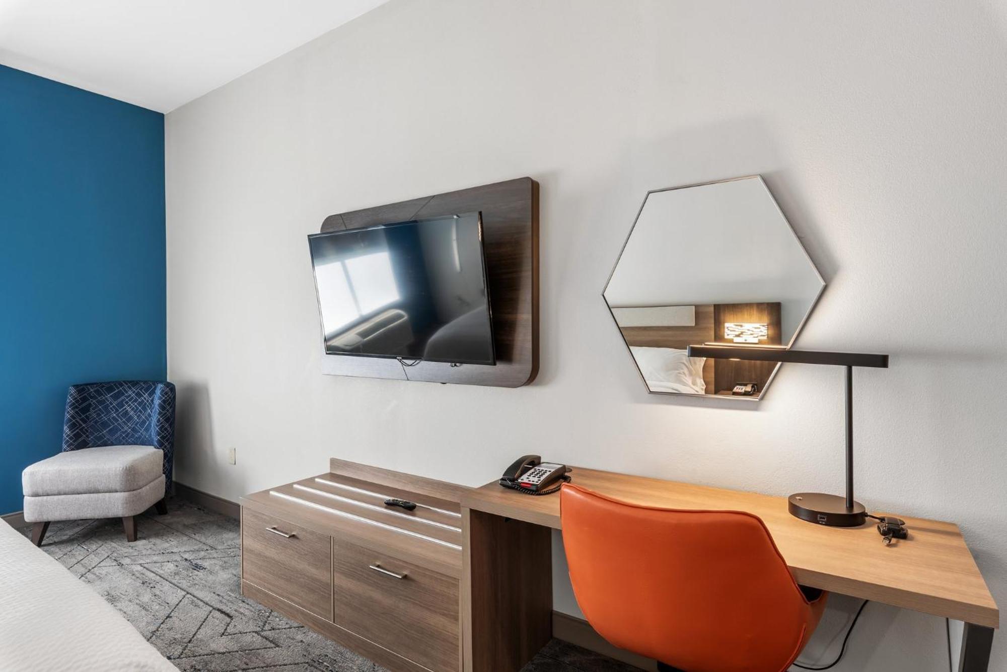 Express & By Ihg Maumelle