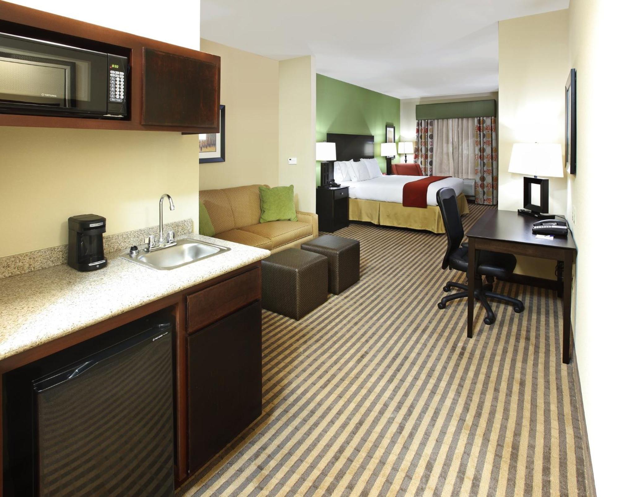 Express & By Ihg Maumelle